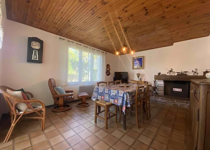 Maison Avec Jardin A Pour 6 Personnes - Fr-1-246a-379 Holiday home *