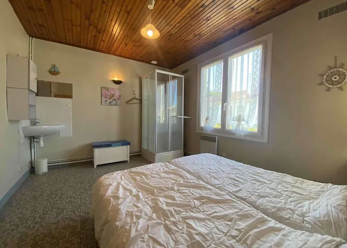 Maison Avec Jardin A Pour 6 Personnes - Fr-1-246a-379 Holiday home